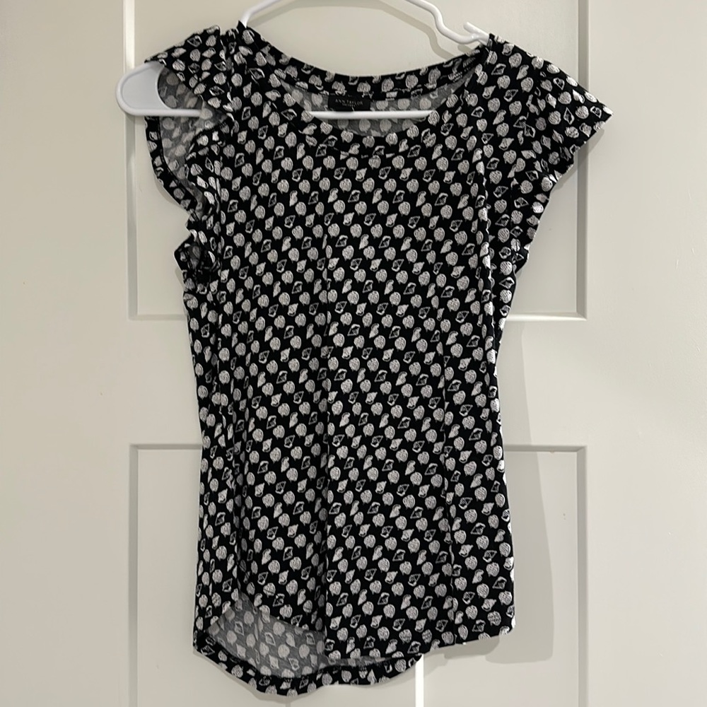 Cute ruffled seashell 🐚 black and white (cream?) short sleeve top XS